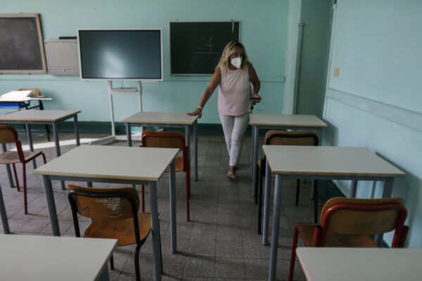 Foto Cecilia Fabiano/ LaPresse 
27 Agosto 2020 Roma (Italia)
Cronaca : 
Apertura scuole post covid 19 sostituzione dei vecchi arredi con i nuovi  nel rispetto delle normative anti contagio 
Nella Foto: la scuola Manin
Photo Cecilia Fabiano/LaPresse
August 27 , 2020  Roma (Italy) 
News:
School opening after covid 19 spread 
In the pic : the Manin institute