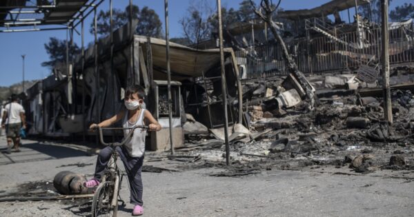 Lesbo in fiamme, l’Ue chiude tutto per coprire la vergogna del rogo dei diritti