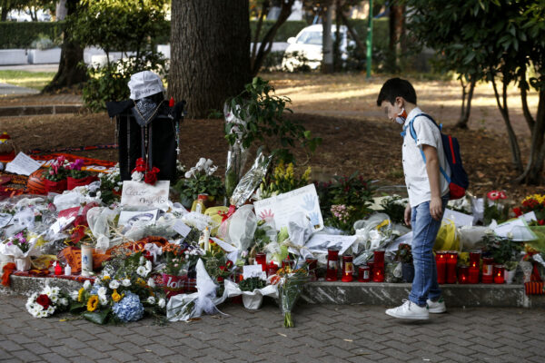 Foto Cecilia Fabiano/ LaPresse 
09 Settembre 2020 Colleferro, Roma (Italia)
Cronaca 
Omicidio di Willy Monteiro
Nella Foto: fiori e messaggi in piazza Italia dove è stato ucciso il ragazzo 
Photo Cecilia Fabiano/LaPresse
September 09 , 2020  Colleferro, Rome (Italy) 
News
Willy Monteiro murder  
In the pic: Colleferro mourns Willy, beaten to death by gang, message and flowers