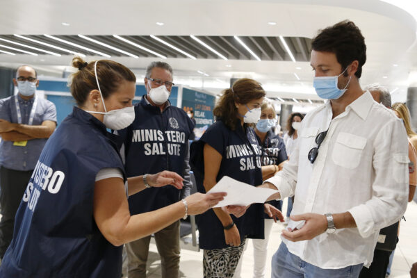 Foto Cecilia Fabiano/ LaPresse 
16 Settembre 2020 Roma (Italia)
Cronaca : 
Voli Covid Free sulla tratta Roma Milano 
Nella Foto: i passeggeri all’aeroporto di Fiumicino con i referti del test antigienico rapido   
Photo Cecilia Fabiano/LaPresse
September 16 , 2020  Roma (Italy) 
News:
Covid Free flights on the Rome Milan route
In the pic :  passengers at Fiumicino airport with the quick test reports