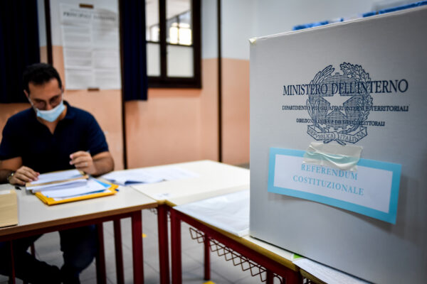 Foto Claudio Furlan – LaPresse 
19 Settembre 2020 Milano (Italia) 
News
Preparativi nei seggi della Scuola Media Parini di via Solferino per il referendum costituzionale sul taglio dei parlamentari

Photo Claudio Furlan – LaPresse
19 September 2020 Milano (Italy) 
Preparations in the seats of the Parini Middle School in via Solferino for the constitutional referendum on the cut of parliamentarians