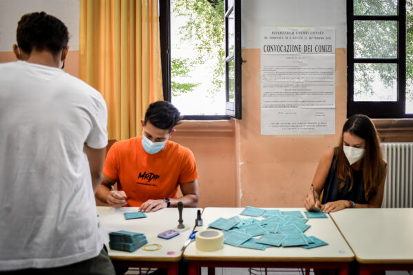 Foto Claudio Furlan – LaPresse 
19 Settembre 2020 Milano (Italia) 
News
Preparativi nei seggi della Scuola Media Parini di via Solferino per il referendum costituzionale sul taglio dei parlamentari

Photo Claudio Furlan – LaPresse
19 September 2020 Milano (Italy) 
Preparations in the seats of the Parini Middle School in via Solferino for the constitutional referendum on the cut of parliamentarians