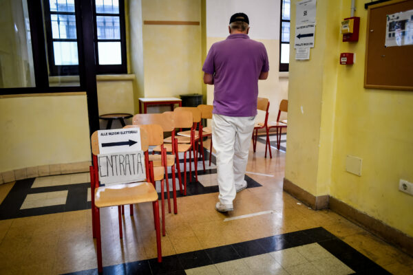 Foto Claudio Furlan – LaPresse 
20 Settembre 2020 Milano (Italia) 
cronaca 
Popolazione al voto per il  referendum costituzionale sul taglio dei parlamentari presso la Scuola Media Parini di Via Solferino

Photo Claudio Furlan – LaPresse 
20 September 2020 Milano (Italy) news 
Population voting for the constitutional referendum on the cut of parliamentarians at the Parini Middle School in Via Solferino