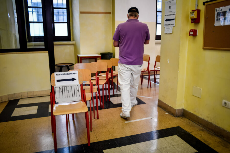 Foto Claudio Furlan – LaPresse 
20 Settembre 2020 Milano (Italia) 
cronaca 
Popolazione al voto per il  referendum costituzionale sul taglio dei parlamentari presso la Scuola Media Parini di Via Solferino

Photo Claudio Furlan – LaPresse 
20 September 2020 Milano (Italy) news 
Population voting for the constitutional referendum on the cut of parliamentarians at the Parini Middle School in Via Solferino
