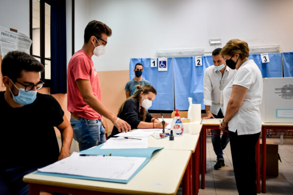 Foto Claudio Furlan – LaPresse 
20 Settembre 2020 Milano (Italia) 
cronaca 
Popolazione al voto per il  referendum costituzionale sul taglio dei parlamentari presso la Scuola Media Parini di Via Solferino

Photo Claudio Furlan – LaPresse 
20 September 2020 Milano (Italy) news 
Population voting for the constitutional referendum on the cut of parliamentarians at the Parini Middle School in Via Solferino