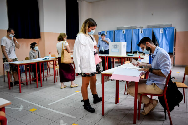 Foto Claudio Furlan – LaPresse 
20 Settembre 2020 Milano (Italia) 
cronaca 
Popolazione al voto per il  referendum costituzionale sul taglio dei parlamentari presso la Scuola Media Parini di Via Solferino

Photo Claudio Furlan – LaPresse 
20 September 2020 Milano (Italy) news 
Population voting for the constitutional referendum on the cut of parliamentarians at the Parini Middle School in Via Solferino