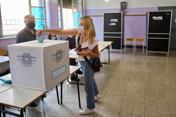 Elezioni, riaperti regolarmente i seggi: affluenza referendum al 40%