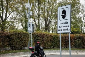 Autovelox abbattuti, i sindaci veneti si arrendono a Fleximan (che ora si sente famoso): “Non ripareremo le colonnine danneggiate”