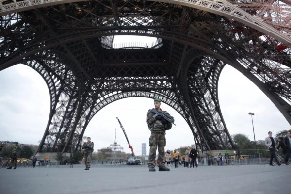 FOTO DI REPERTORIO Torre Eiffel, l’omaggio alle vittime e i controlli dell’esercitoParis, France November 16 2015 – Illustration picture of French soldiers patrol at the Eiffel Tower after the terrorist attacks that killed 129 people Soldati francesi pattuglia alla Torre Eiffel, dopo gli attacchi terroristici che hanno ucciso 129 persone Vincent Isore / MaxPPPLaPresse  — Only Italy