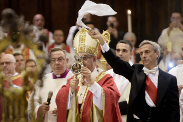 Foto LaPresse – Alessandro Pone
Martedì 19 Settembre 2017, Napoli (Italia)
cronaca
Miracolo di San Gennaro al Duomo di Napoli con il Cardinale Crescenzio Sepe. 

Photo LaPresse – Alessandro Pone
Tuesday 19 September 2017, Napoli (Italy)
News
Miracle of Saint Gennaro.