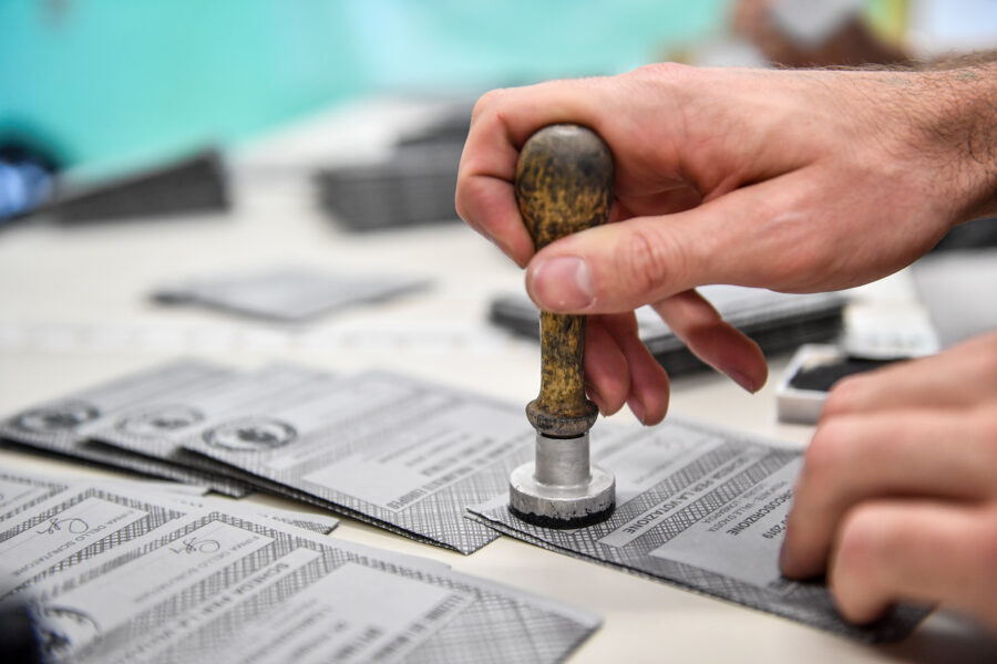 Foto  LaPresse/ Claudio Furlan
25 Maggio 2019, MilanoPolitica
Preparativi dei seggi elettorali per le Elezioni Europee presso la scuola di Via Giusti