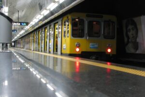 Napoli, treni guasti e stazioni chiuse: disagi in metropolitana