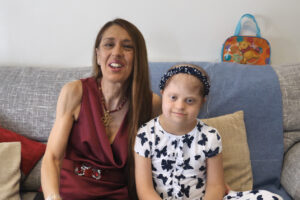 La forza della piccola Sara: malata di leucemia, dona vita e speranza con le sue collane