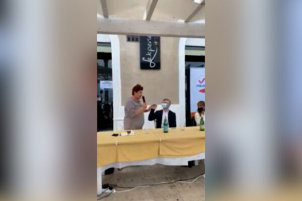 La gaffe di Bellanova al comizio per Scalfarotto: “Vi chiediamo di votare Emiliano”