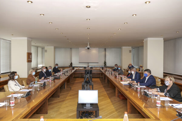 Su contratti e lavoro caos tra governo e sindacati