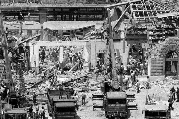 Strage di Bologna, dopo 40 anni cancellato il nome di una vittima: l’indignazione dei familiari