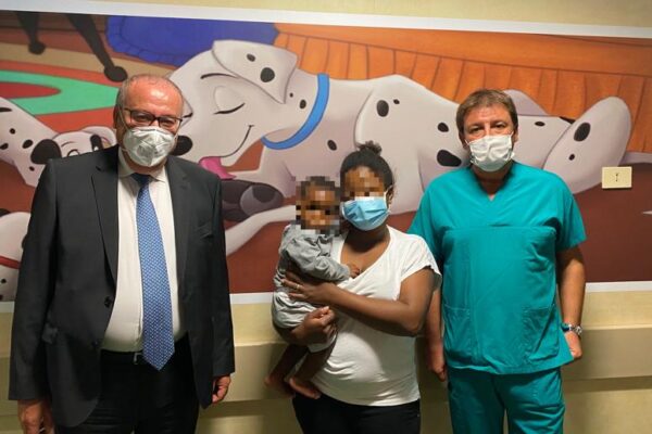 Attraversano il Mediterraneo per curare il figlioletto: bimbo di 8 mesi salvato a Napoli