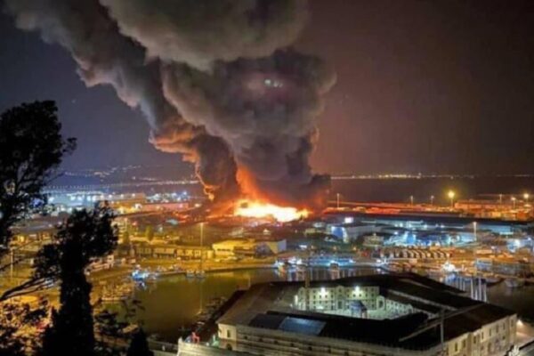 Ancona, vasto incendio nel porto: “Tenete le finestre chiuse”