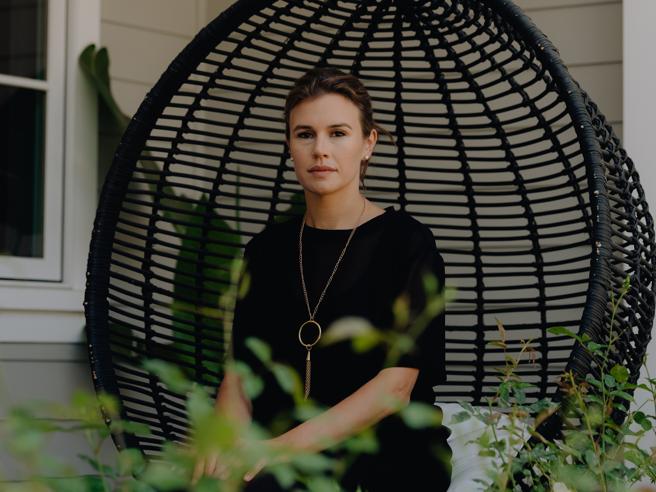 L’erede di Gucci denuncia gli abusi del patrigno: “Mia madre e mia nonna sapevano”