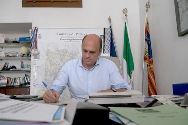 Malore in diretta per Lorenzoni, candidato del Pd in Veneto si accascia durante la conferenza