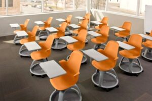 Francia e Germania investono in tecnologia e transizione ecologica, l’Italia pensa ai banchi a rotelle…