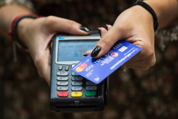 Bonus di Natale da 150 euro per chi paga con bancomat o carta: come funziona l’extra cashback