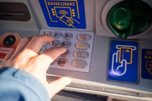 Moglie gli prosciuga il conto, lui incendia il bancomat: lei voleva impedirgli di scommettere
