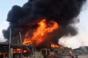 Beirut, enorme incendio nel porto a un mese dalla disastrosa esplosione