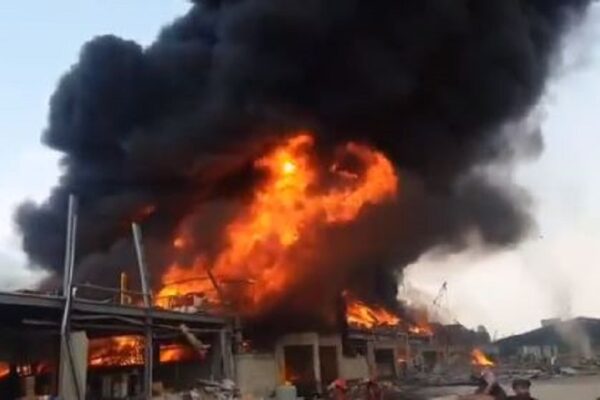 Beirut, enorme incendio nel porto a un mese dalla disastrosa esplosione