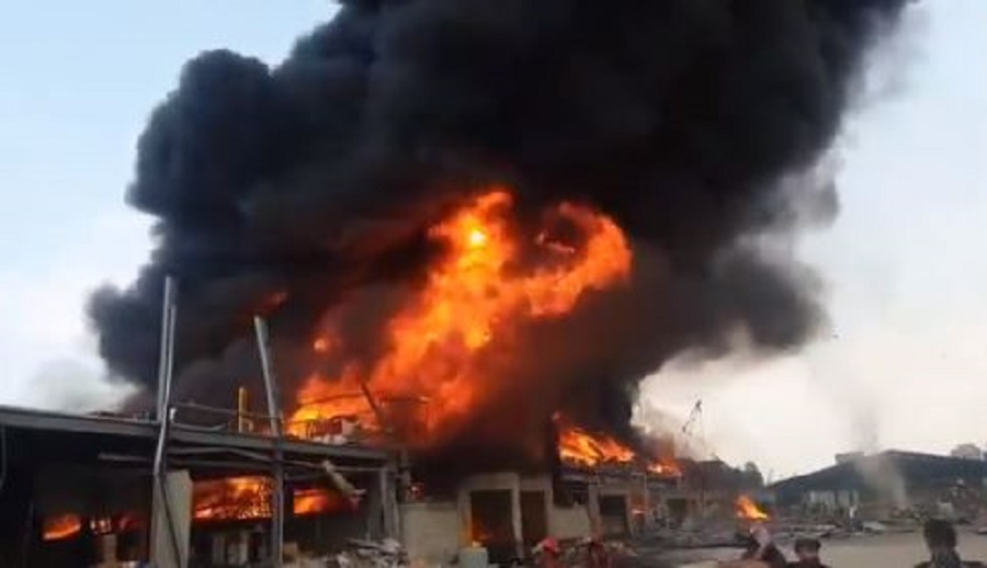Beirut, enorme incendio nel porto a un mese dalla disastrosa esplosione