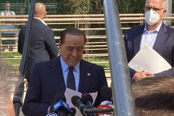 Silvio Berlusconi dopo la dimissione dal San Raffaele: “Questo virus non è da sottovalutare”