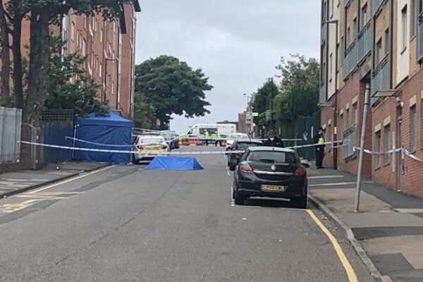 Inghilterra, un morto e sette feriti accoltellati a Birmingham. Il governo: “No ipotesi terrorismo”