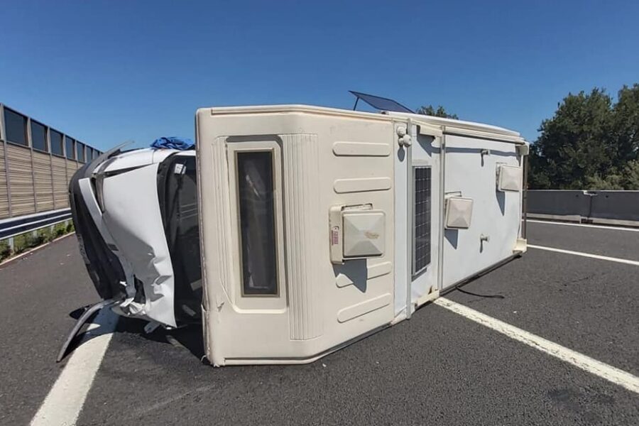 Auto taglia la strada a camper che si ribalta, 4 bambini salvi per miracolo: “Aiutateci a trovare il colpevole”