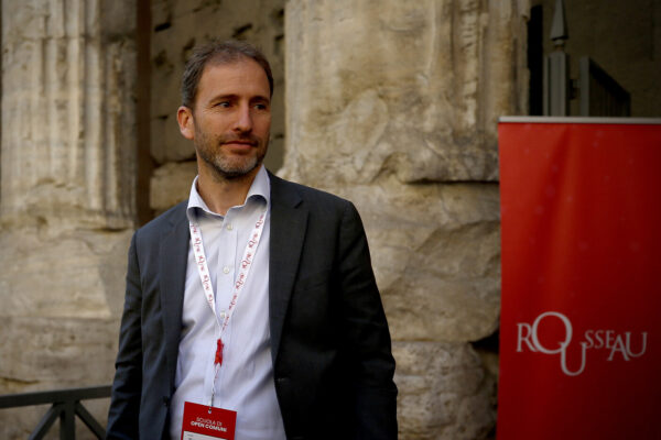 Nessuno paga Rousseau, Casaleggio taglia i servizi ai grillini: “Siete morosi”