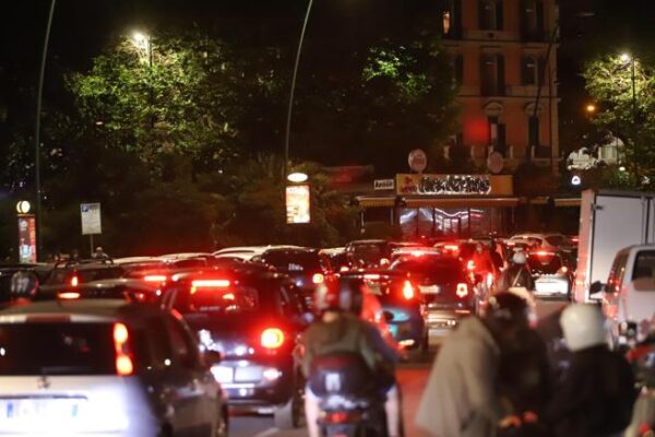 Far west sul lungomare, apprezzamenti e spari: colpiti due giovani per errore