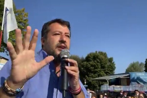 Salvini aggredito durante un comizio in Toscana: “Strappata camicia e rosario”