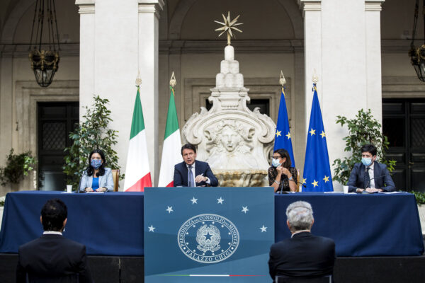 Scuola, Conte conferma: “Si riparte il 14 settembre, mettiamo in conto nuovi contagi”