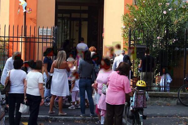Genitori e alunni davanti alla materna Franceschini di Crema (foto d’archivio La Provincia di Crema)