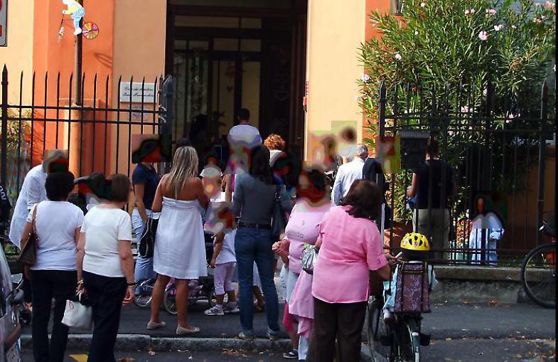 Genitori e alunni davanti alla materna Franceschini di Crema (foto d’archivio La Provincia di Crema)