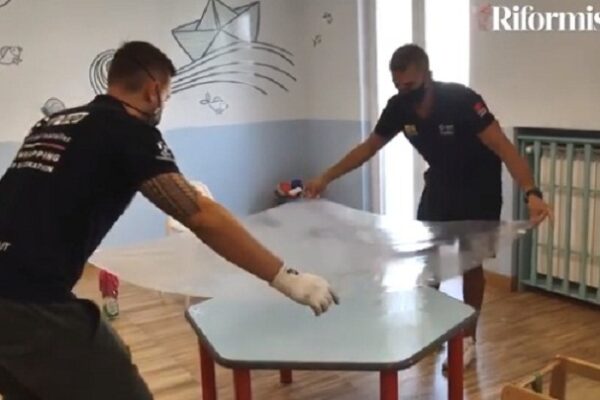 Scuola, a Napoli si combatte il Covid con la pellicola anti-virus: “Bimbi in sicurezza”