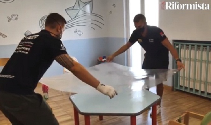 Scuola, a Napoli si combatte il Covid con la pellicola anti-virus: “Bimbi in sicurezza”