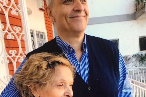 Maurizio De Giovanni piange la scomparsa della madre: “Addio, donna enorme”