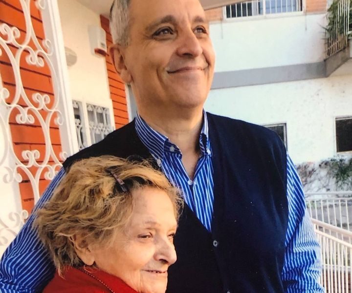 Maurizio De Giovanni piange la scomparsa della madre: “Addio, donna enorme”