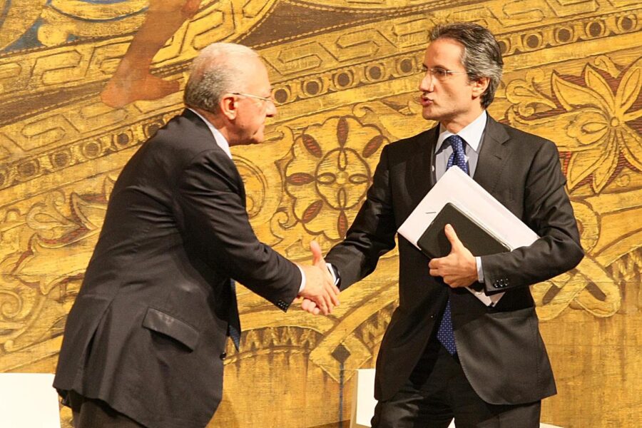 De Luca, Caldoro e le inchieste a orologeria