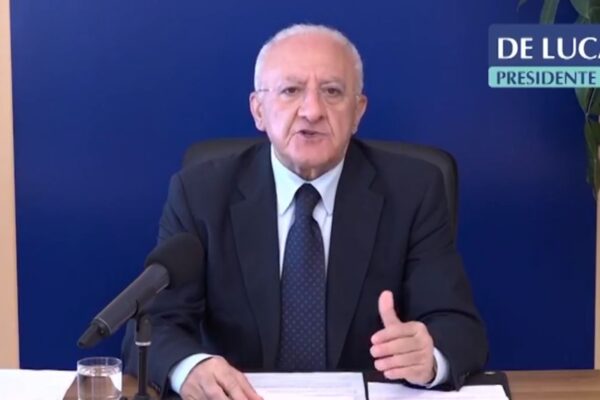 Scuola, De Luca anticipa lo slittamento: “Impossibile aprire il 14 settembre”. Nelle ultime 24 ore altri 170 nuovi positivi
