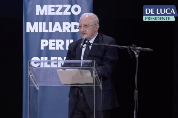 Scuole, De Luca rinvia il rientro dopo le elezioni: “Piano straordinario per i tamponi obbligatori”