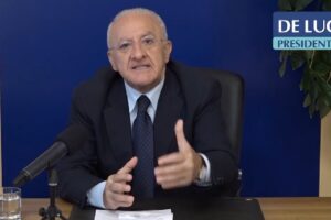 Picco contagi in Campania, De Luca tranquillizza: “E’ tutto sotto controllo, noi modello d’efficienza”
