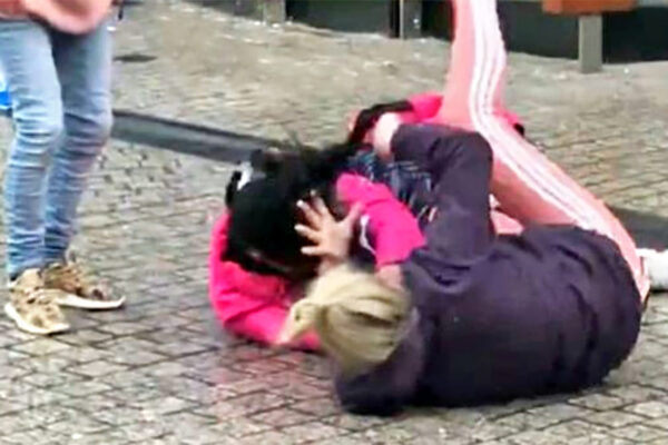 Donna accoltellata in strada da mamma e figlia: “Così impari a stare con mio marito”