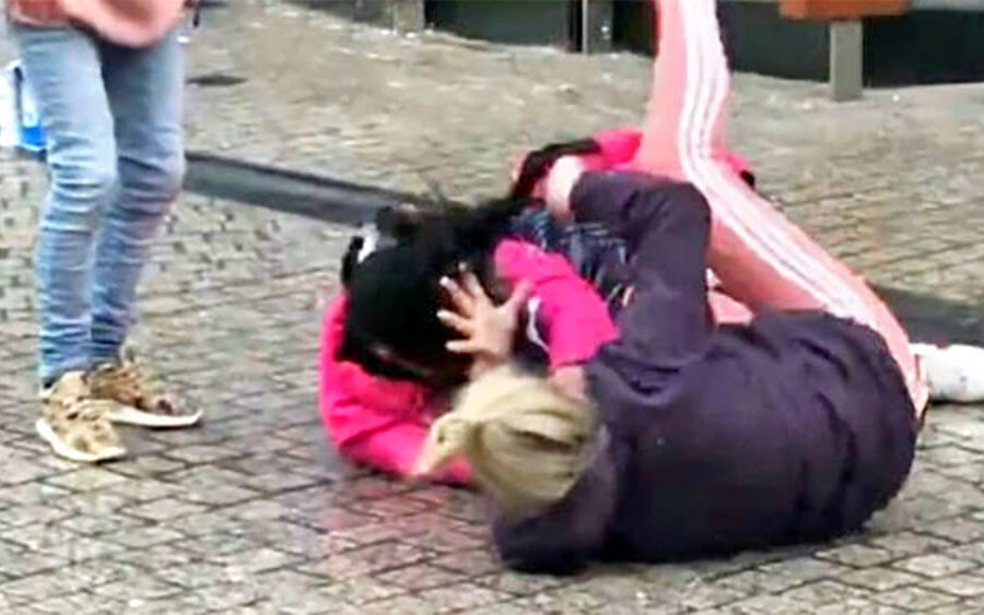 Donna accoltellata in strada da mamma e figlia: “Così impari a stare con mio marito”