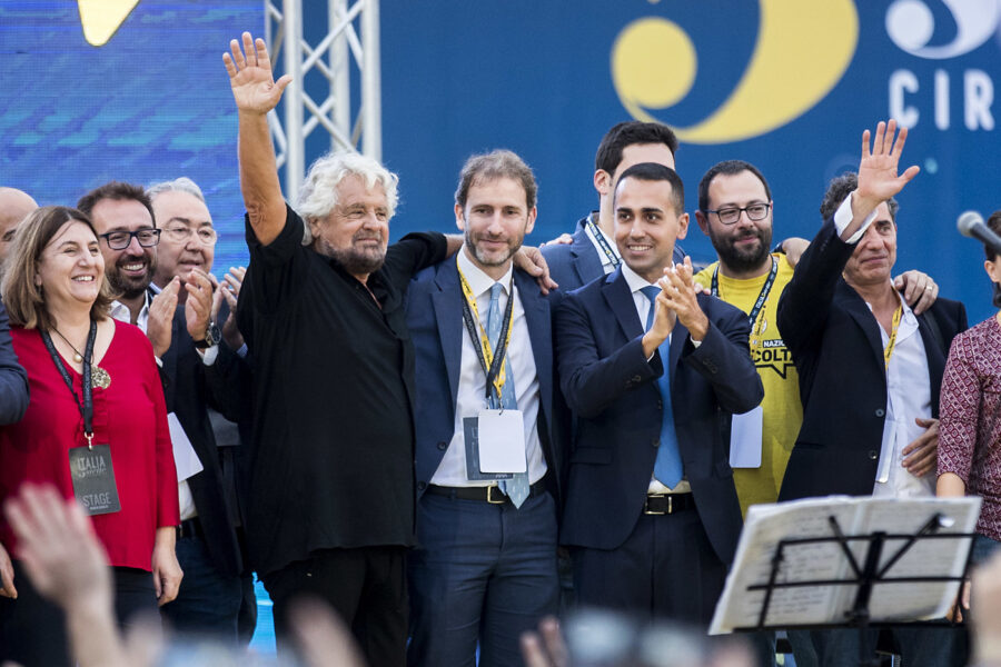 M5S nel caos, in 8 verso l’espulsione. Grillo: “Non credo al parlamento ma alla democrazia diretta”